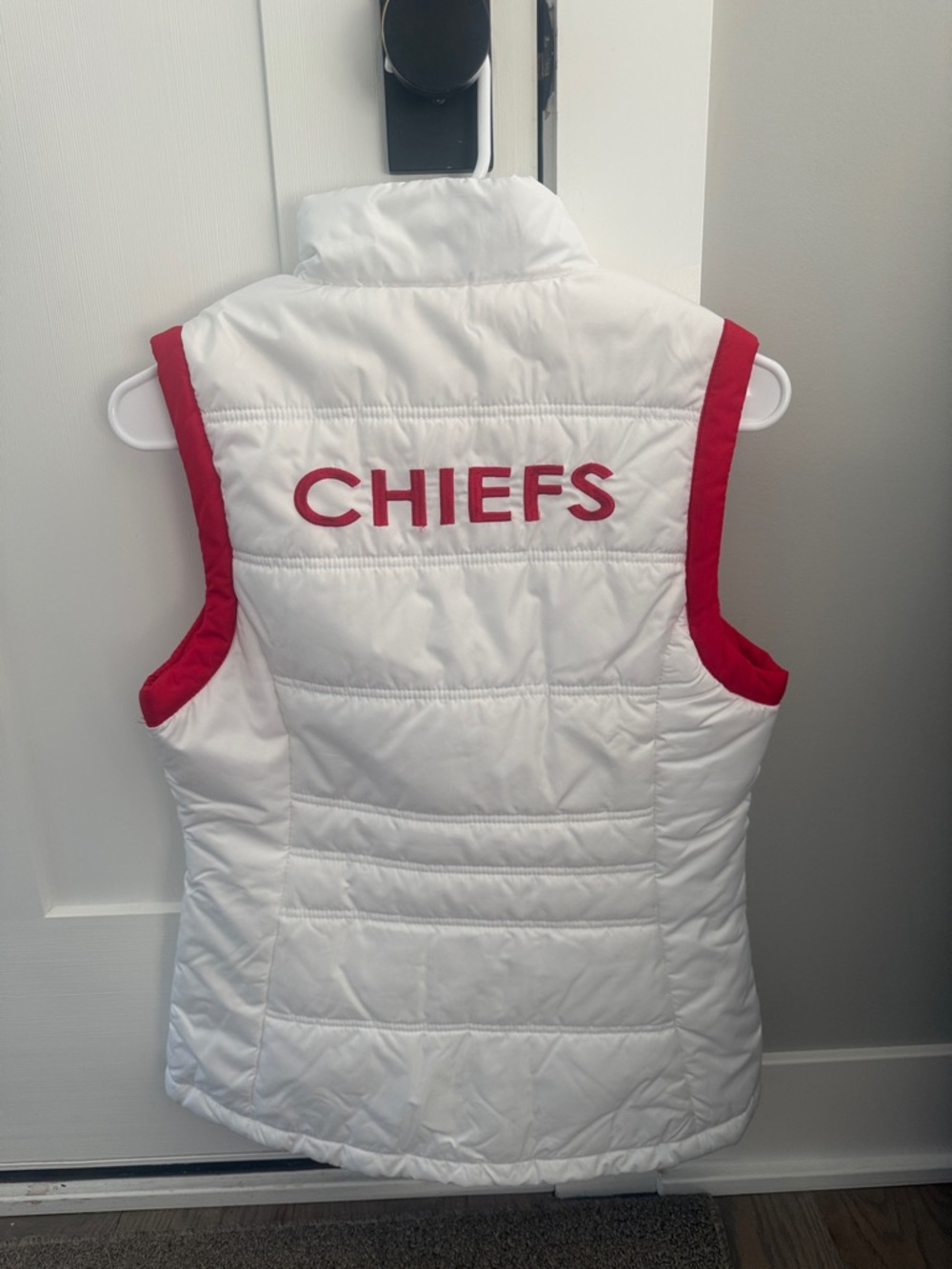 NFL women’s White Quilted Vest with Red Trim - Kansas City Chiefs Logo - Picture 3 of 6